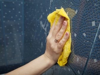 Quels sont les panneaux dans la salle de bain