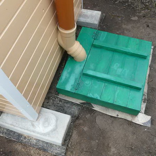 Toilettes chaudes dans une maison en bois sans égout