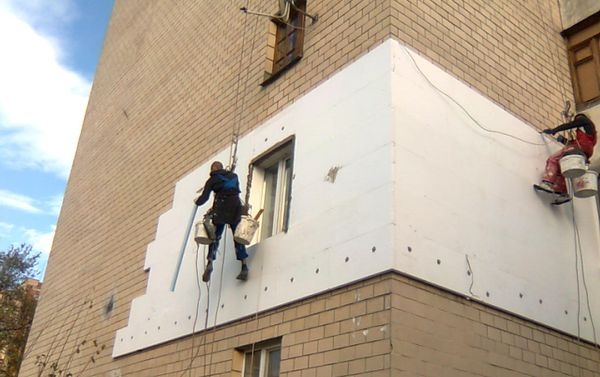 Fixation de la laine minérale au mur