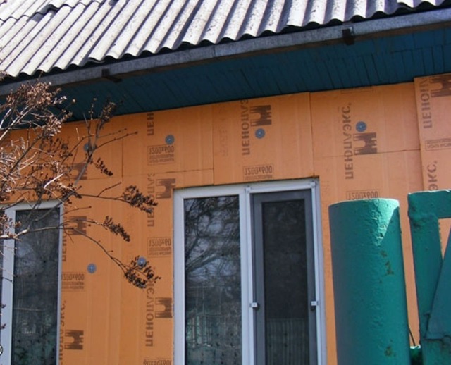 Nous construisons une maisonIsolation d'une maison en bois à l'extérieur avec du plastique mousse avec nos propres mains sous le revêtement