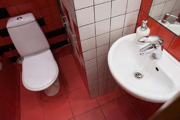 Comment placer la plomberie dans la salle de bain et les toilettes selon les normes et le bon sens