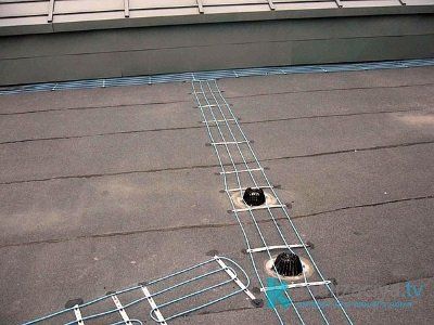 Installation sur toit plat avec drainage interne et installation d'un entonnoir de drainage