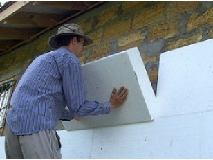 Isolation d'une maison en bois avec du plastique mousse