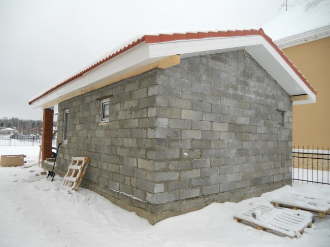 Un bain de bloc de mousse est prévu, avantages et inconvénients, est-il possible de le construire à partir de ce matériau de construction