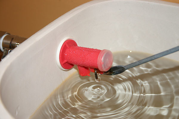 Trop-plein d'eau dans la cuvette des toilettes avec raccordement par le bas