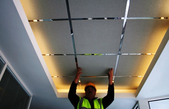 Plafond de verre suspendu dans la salle de bain