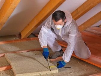 Isolation chaude ou froide pour les murs de la maison à l'extérieur