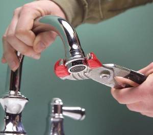 Installer un robinet dans la salle de bain